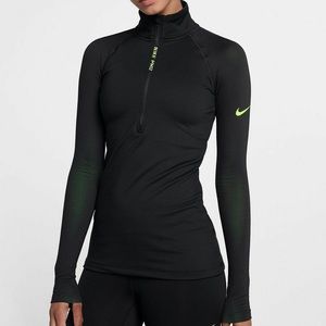 Nike women’s Pro Hyperwarm 1/2 Zip Pullover